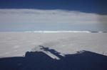 s_2012-02-27 002定着氷域の氷山としらせの影.jpg